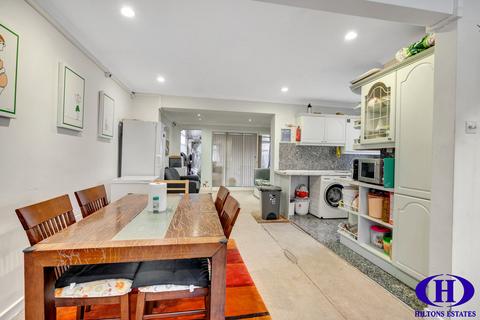 5 bedroom semi-detached house for sale, Waltham Avenue, Hayes