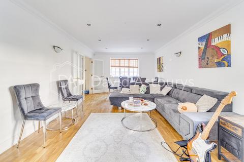 2 bedroom detached house to rent, Cannon Hill, Southgate, London