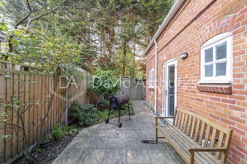2 bedroom detached house to rent, Cannon Hill, Southgate, London