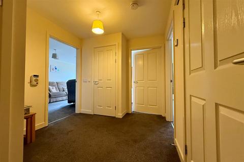 2 bedroom flat for sale, Queensridge Court