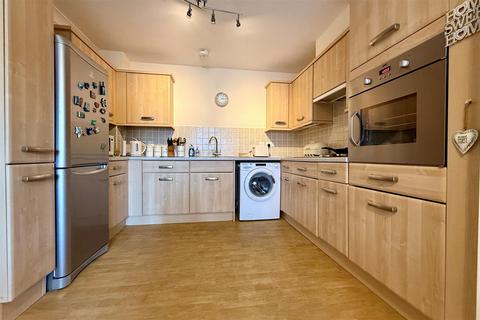 2 bedroom flat for sale, Queensridge Court