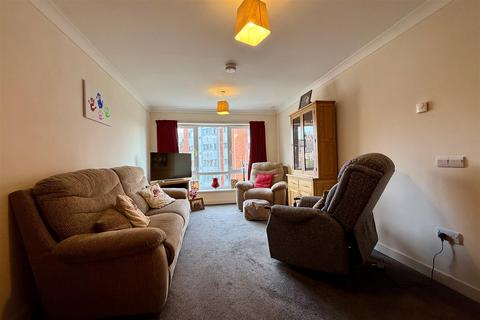 2 bedroom flat for sale, Queensridge Court