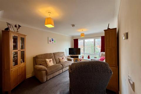 2 bedroom flat for sale, Queensridge Court