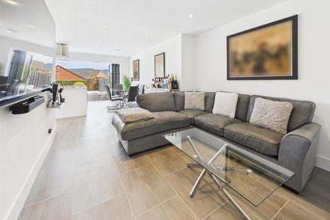 41 Dinglewell, Hucclecote, Gloucester, GL3 3HP