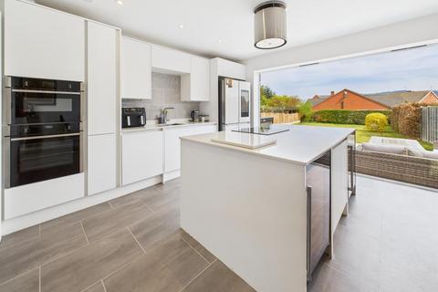 41 Dinglewell, Hucclecote, Gloucester, GL3 3HP