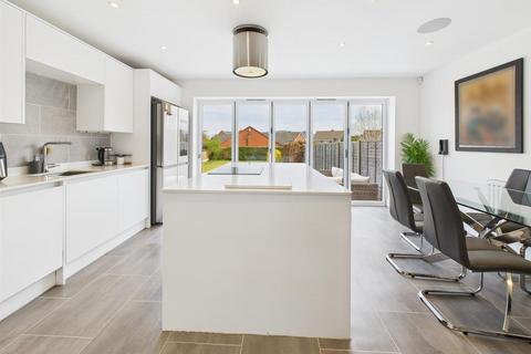 41 Dinglewell, Hucclecote, Gloucester, GL3 3HP