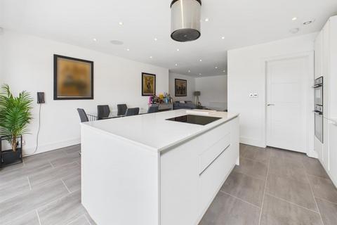 41 Dinglewell, Hucclecote, Gloucester, GL3 3HP