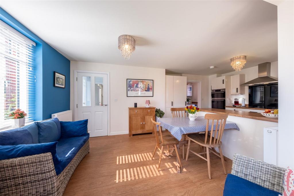 3 Tiverton Way-004.jpg