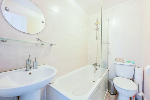 31 Exning Road, London, E16 4NB