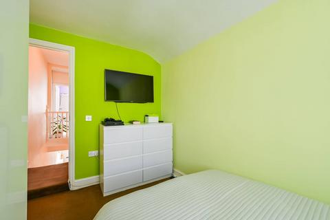 31 Exning Road, London, E16 4NB