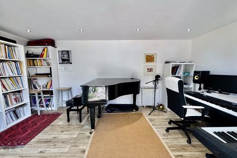 13 Loddon Road, Bourne End, SL8 5LS