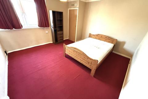 2 bedroom flat to rent, Shapinsay Square, Sheddocksley, Aberdeen, AB15