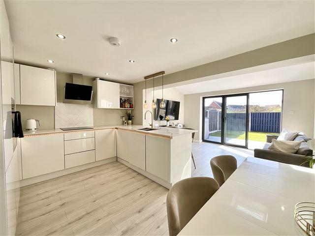 Living kitchen/dining space