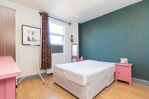 Studio to rent, High Road, London NW10