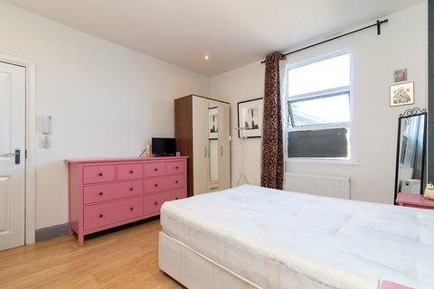 Studio to rent, High Road, London NW10