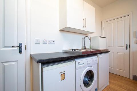 Studio to rent, High Road, London NW10