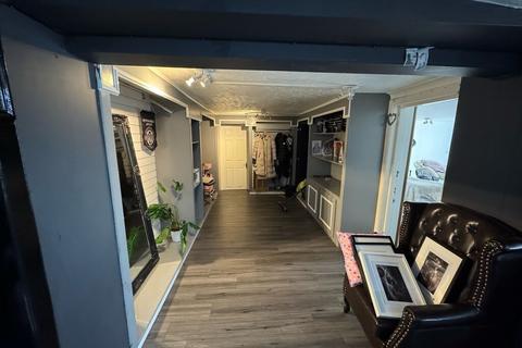 Shop to rent, idle road, bradford BD2