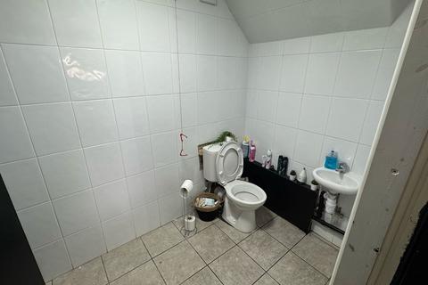 Shop to rent, idle road, bradford BD2