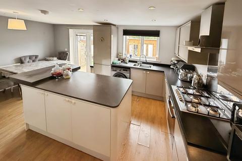 5 bedroom semi-detached house for sale, York Road, West Yorkshire WF12