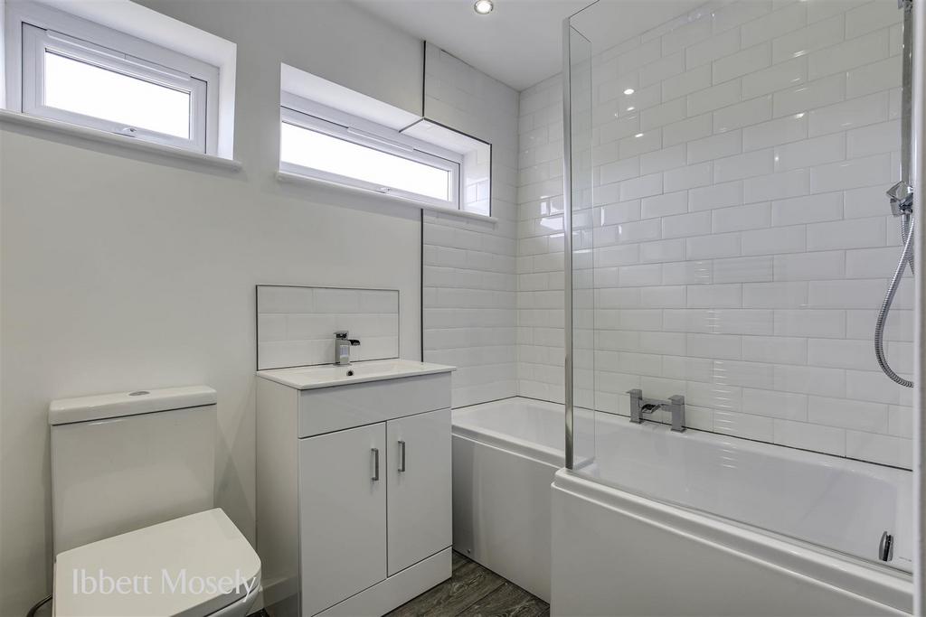 15 Bathroom.jpg