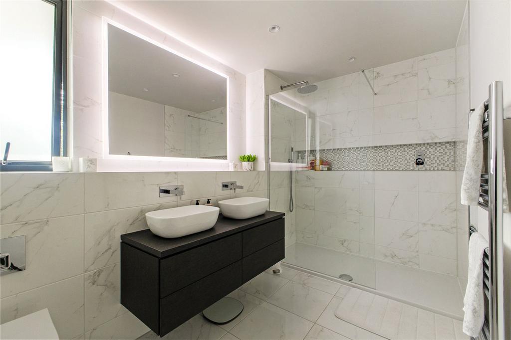 Bed One En Suite