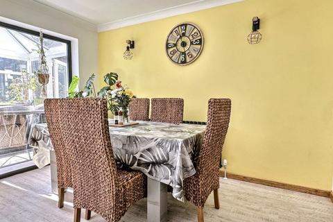 25 Stuart Way, Bridport, DT6 4AU