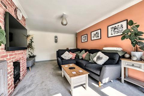 25 Stuart Way, Bridport, DT6 4AU