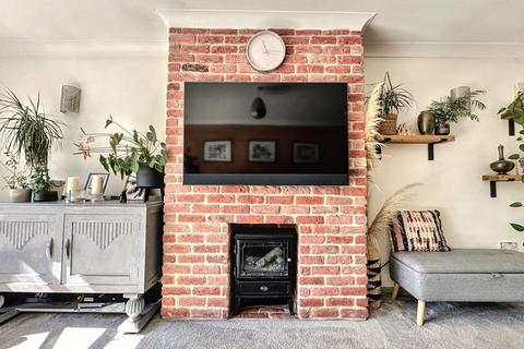 25 Stuart Way, Bridport, DT6 4AU