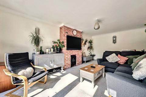 25 Stuart Way, Bridport, DT6 4AU