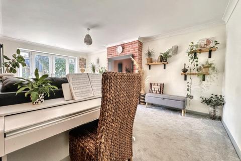 25 Stuart Way, Bridport, DT6 4AU