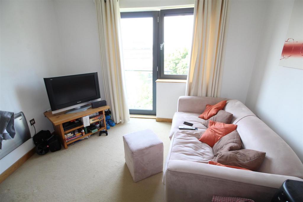 Open plan lounge/kitchen