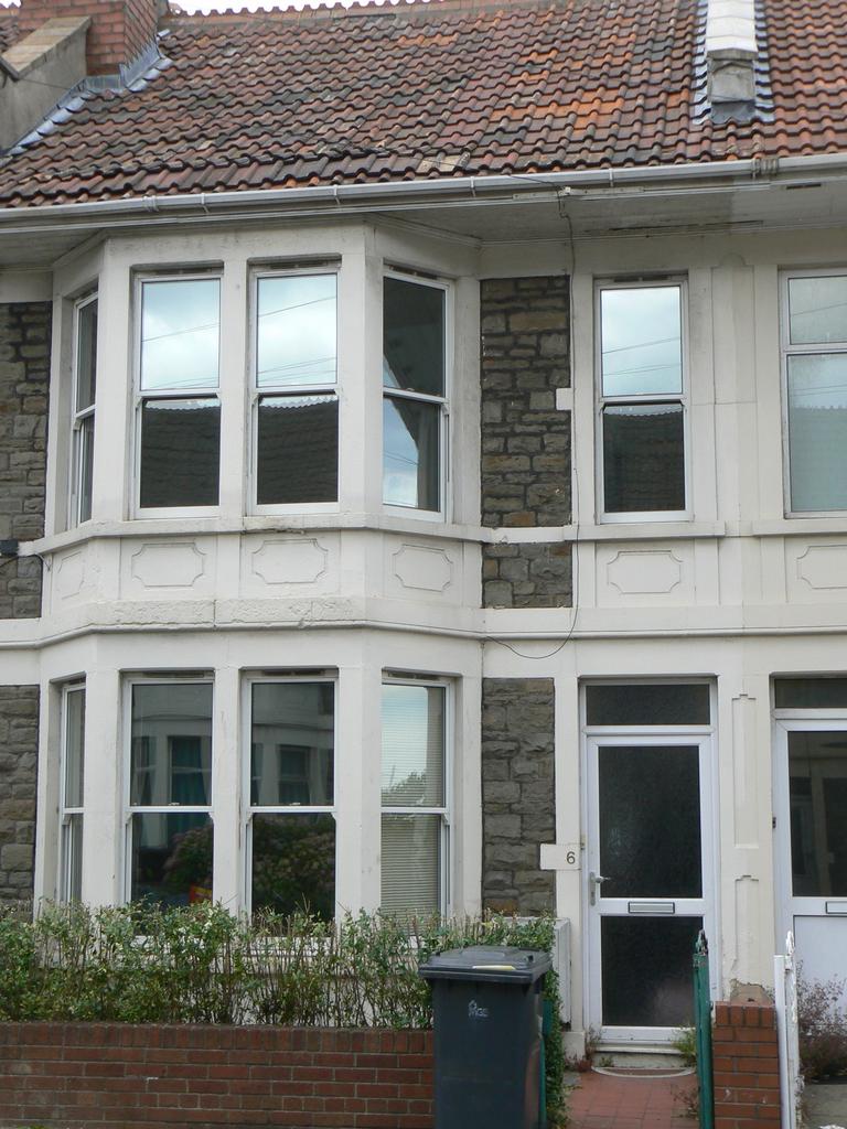 Charming front view of a well-maintained terrac...