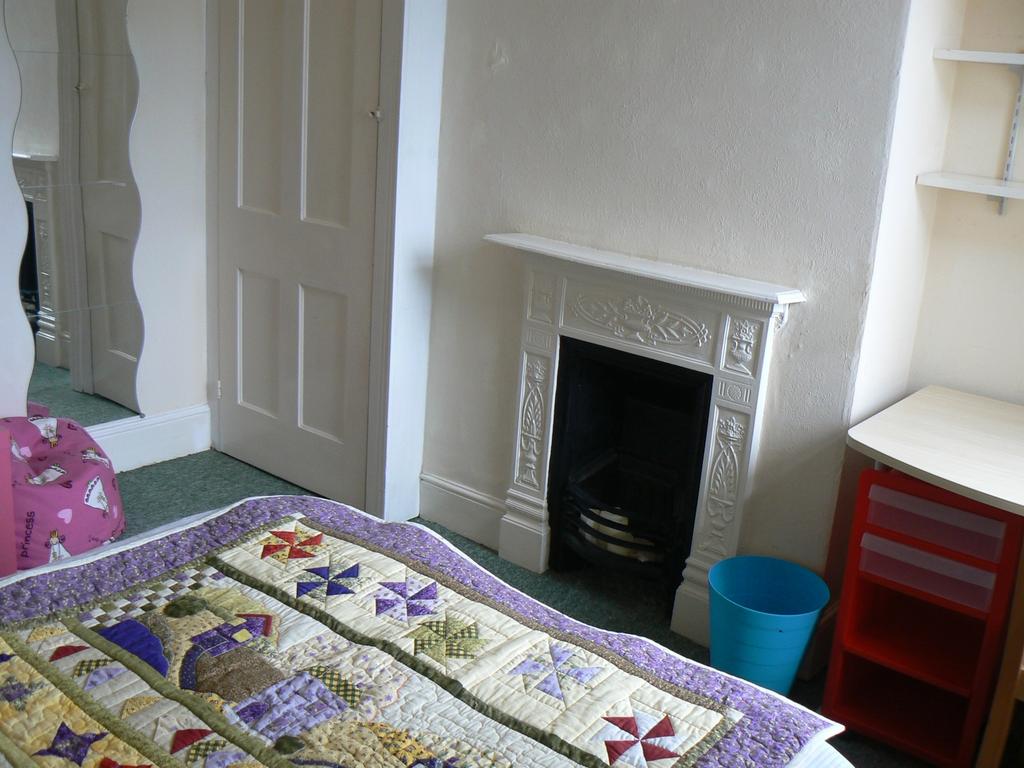 A cozy double bedroom featuring a charming quil...