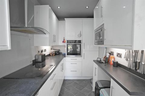 3 bedroom end of terrace house for sale, Stainland Road, Greetland, Halifax