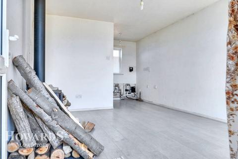 42 Alandale Drive, Kessingland, Lowestoft, NR33 7SD