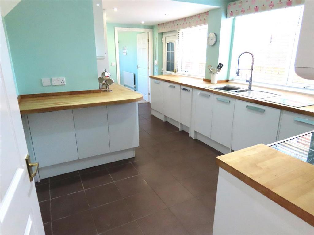 Breakfsating kitchen