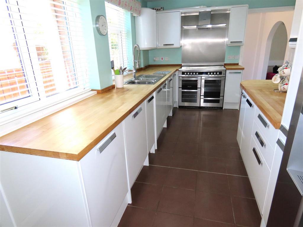 Breakfsating kitchen