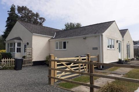 undefined, Tal Ponciau, Dwyran, Anglesey, LL61