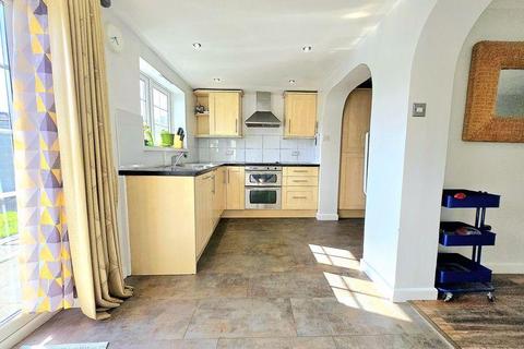 3 bedroom end of terrace house to rent, Bassett Way, Greenford