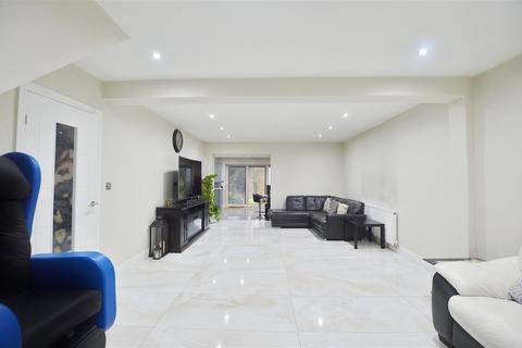 4 bedroom detached bungalow for sale, Dove House Crescent, Slough