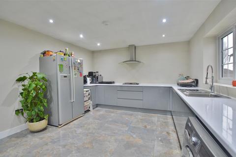 4 bedroom detached bungalow for sale, Dove House Crescent, Slough