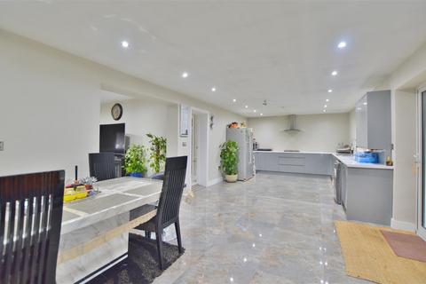 4 bedroom detached bungalow for sale, Dove House Crescent, Slough
