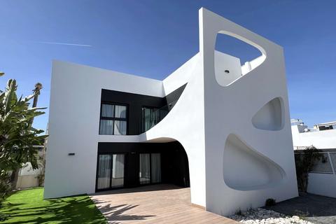 3 bedroom villa, Av. del Salvador