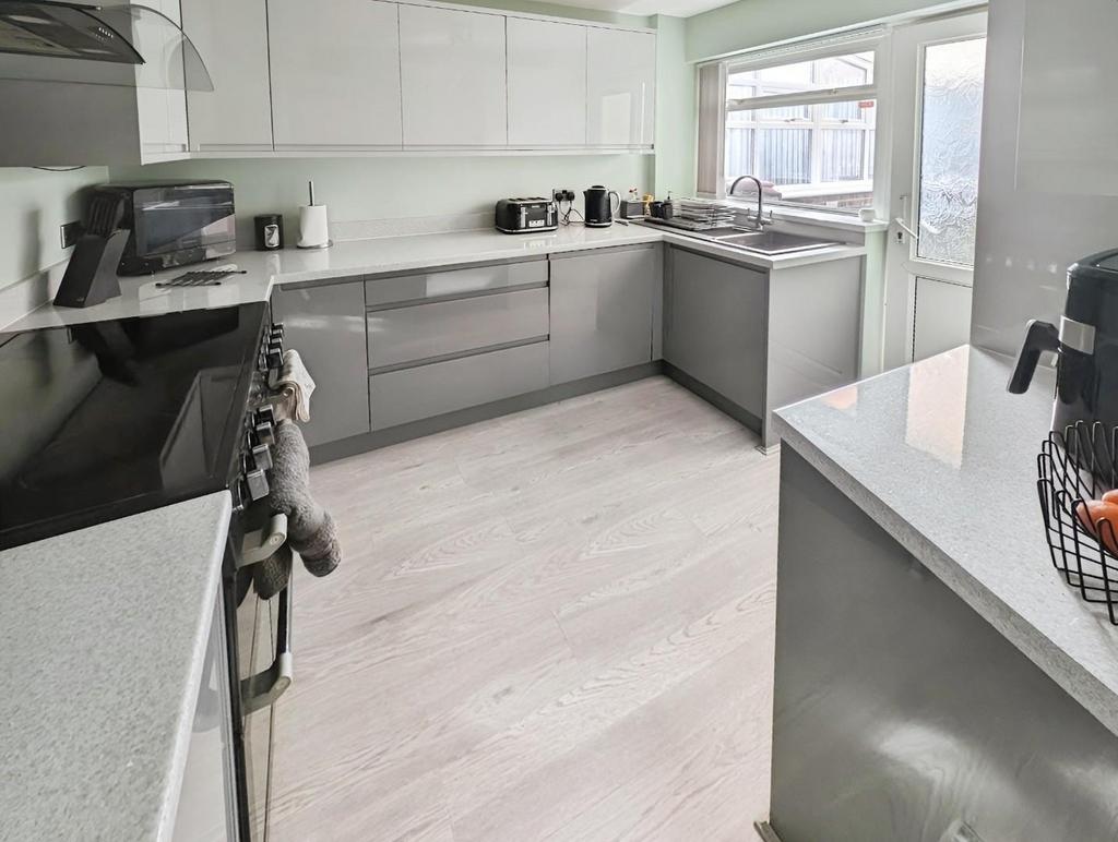 E39642b9-kitchen.jpg