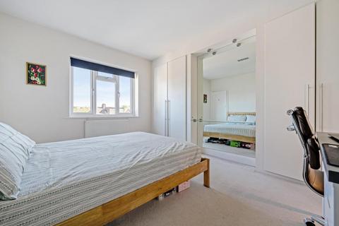 39 Linkside, London, N12 7LE