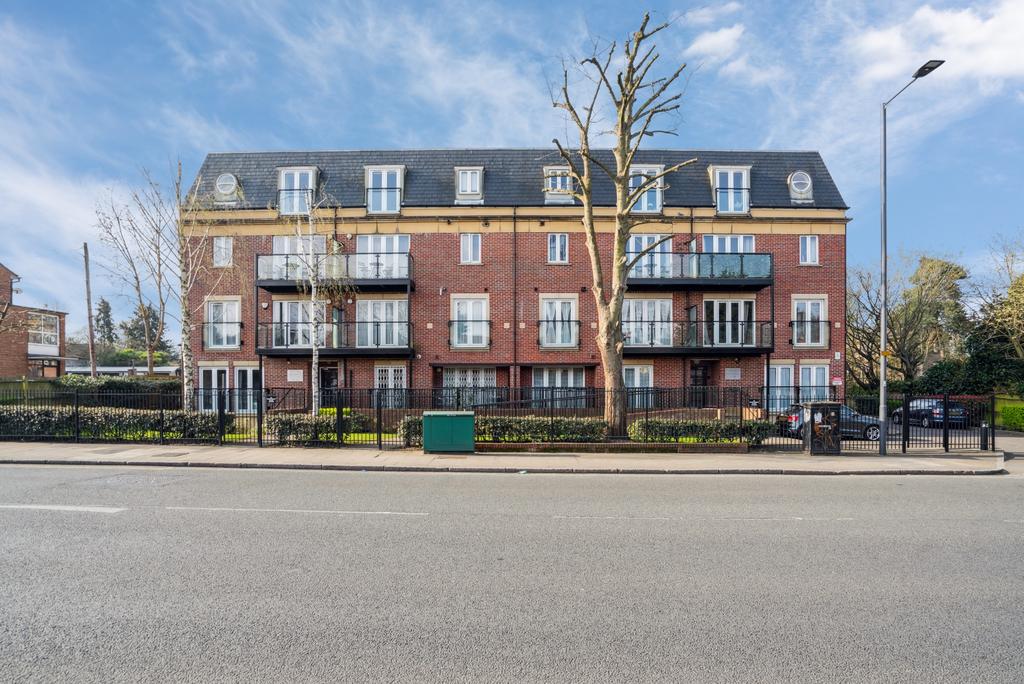 Gray Court, Pinner, HA5 1 bed apartment for sale - £375,000