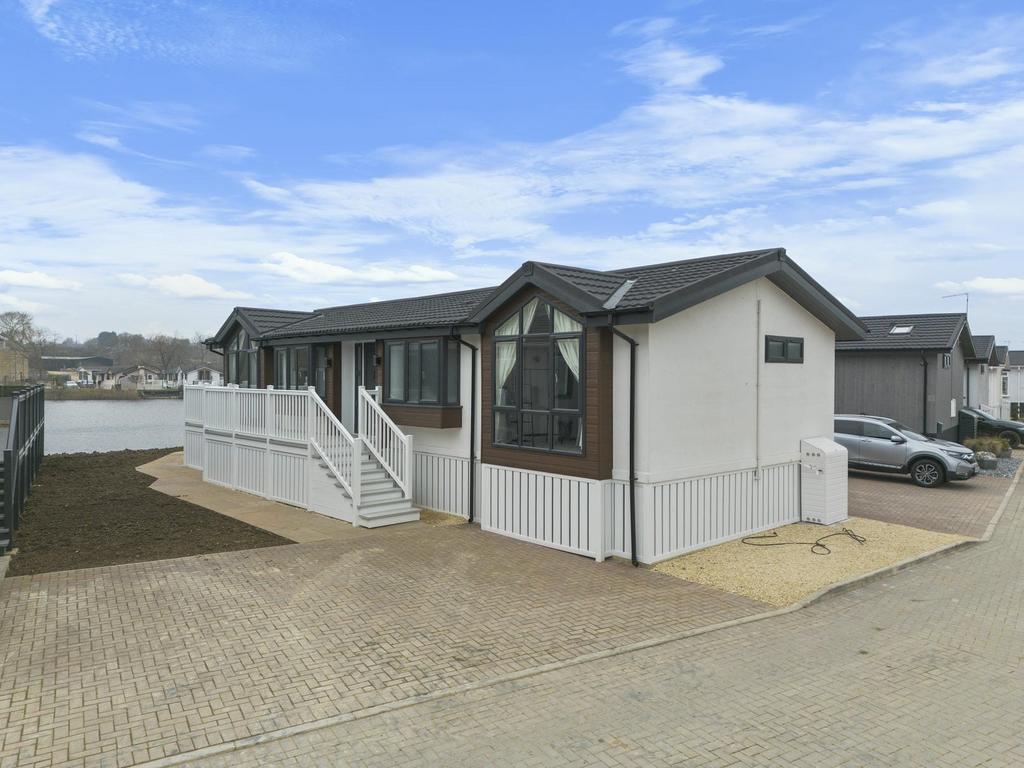 6 Lakeside Walk   Exterior