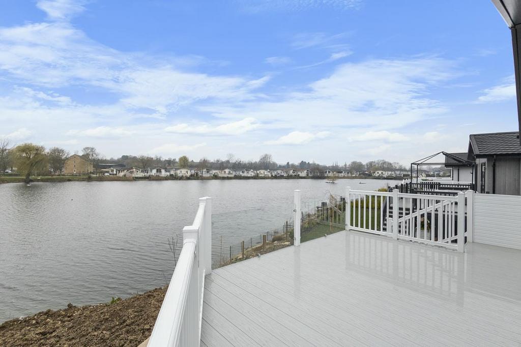 6 Lakeside Walk   Lake View Balcony
