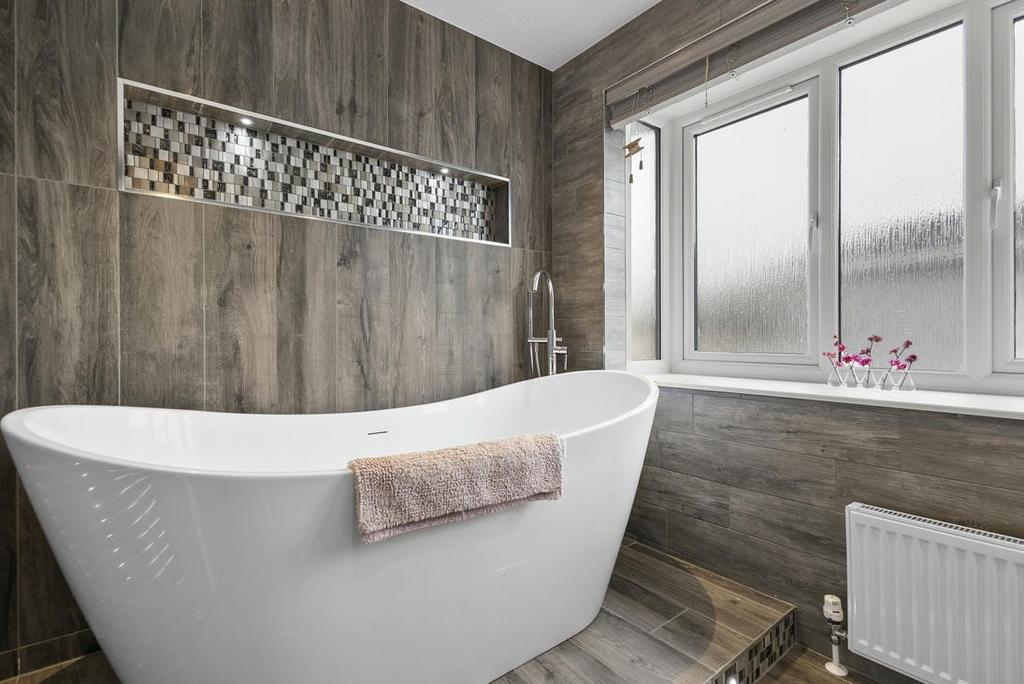 6 Lakeside Walk   Master Bathroom