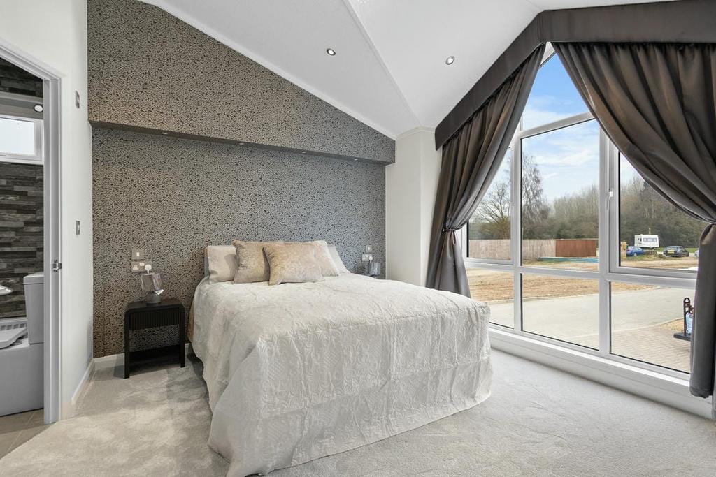 6 Lakeside Walk   Master Bedroom